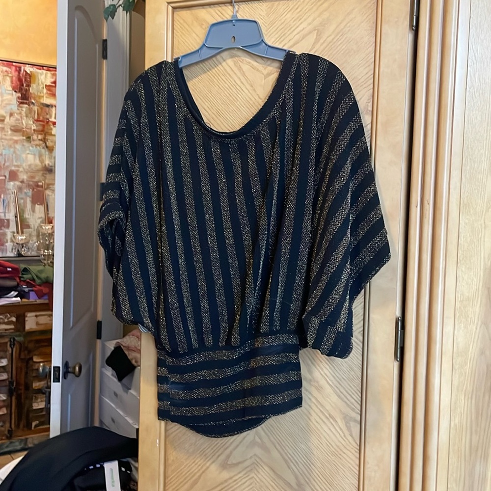 Freeway black and gold metallic top size large